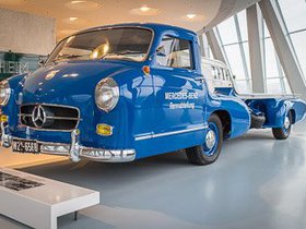 2014-11-18 - Besuch des Mercedes Benz Museum mit den Technikschülern aus Klasse 7